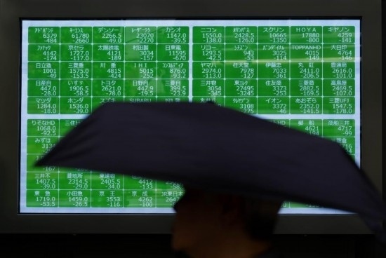 8月2日，在日本東京，行人經(jīng)過一處股指信息電子顯示屏。新華社記者張笑宇攝