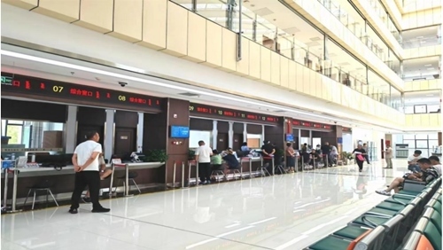 鄂托克旗政務(wù)服務(wù)中心“全科受理大綜窗”。 鄂托克旗政務(wù)服務(wù)與數(shù)據(jù)管理局供圖