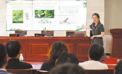 圖②：法官給旁聽群眾講解破壞生態(tài)環(huán)境的危害和法律后果。