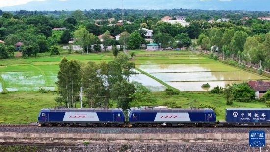 8月5日，由老撾籍火車司機獨立駕駛的滿載貨物的列車駛出萬象站，向中國昆明進發(fā)（無人機照片）。新華社發(fā)（楊永全 攝）