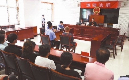 圖①：庭審現(xiàn)場(chǎng)。