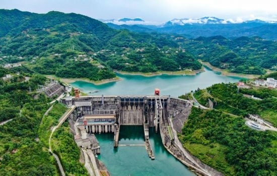 這是陜西安康水電站大壩（2024年6月21日攝，無人機(jī)照片）。新華社記者 蔡湘鑫 攝