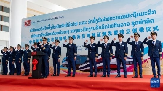 8月5日，在中老鐵路萬象站，中老鐵路首批14名老撾籍火車司機進行宣誓。新華社發(fā)（凱喬 攝）