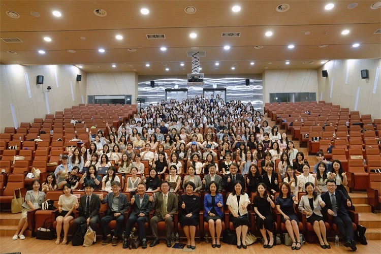 8月5日，第十一屆在韓國際中文教育志愿者崗中培訓舉行開班儀式。圖為活動現場合影。 教育部中外語言交流合作中心供圖