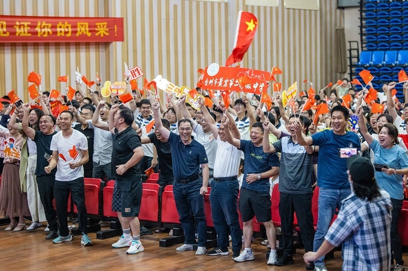 北京時間7月27日，2024年巴黎奧運會首個比賽日，在射擊10米氣步槍混合團體比賽中，中國選手黃雨婷/盛李豪獲得金牌。圖為黃雨婷的母校師生們通過收看奧運直播的方式為她加油助威。