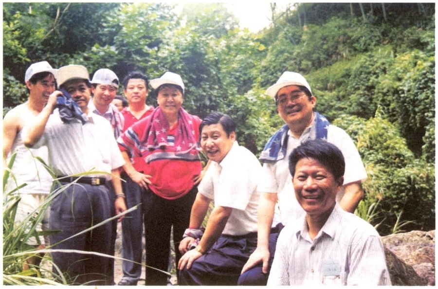 1999年6月，習(xí)近平在福州森林公園參加紀(jì)念毛主席“發(fā)展體育運(yùn)動，增強(qiáng)人民體質(zhì)”題詞47周年登山健身活動。（資料照片，來源：《習(xí)近平在福建》（下））
