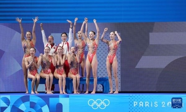 北京時間8月8日凌晨，巴黎奧運(yùn)會花樣游泳集體項目的最后一項比賽集體技巧自選在巴黎奧林匹克水上運(yùn)動中心舉行。中國隊奪得花樣游泳集體項目金牌。圖為中國隊在比賽后慶祝奪冠。新華社記者 薛宇舸 攝