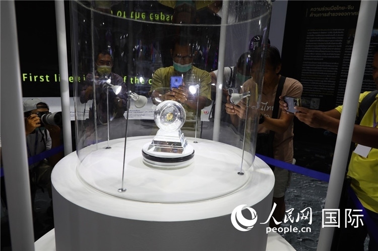 “嫦娥五號(hào)”探測(cè)器從月球帶回的月球樣品在泰國(guó)展出。人民網(wǎng)記者簡(jiǎn)承淵攝