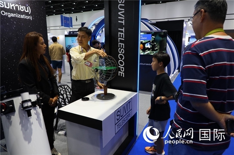 專家向觀眾講述航天知識(shí)。人民網(wǎng)記者簡(jiǎn)承淵攝。