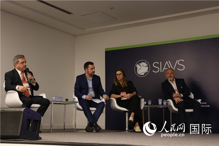 巴西動物蛋白協(xié)會高層管理人員在展覽會舉辦前接受外國記者采訪。 人民網(wǎng)記者 時元皓攝