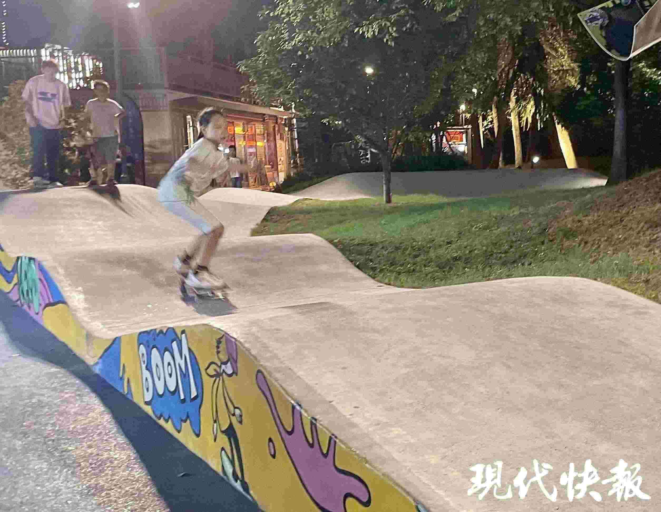 南京西城·夜未央的滑板場地上，一群青少年正在玩滑板