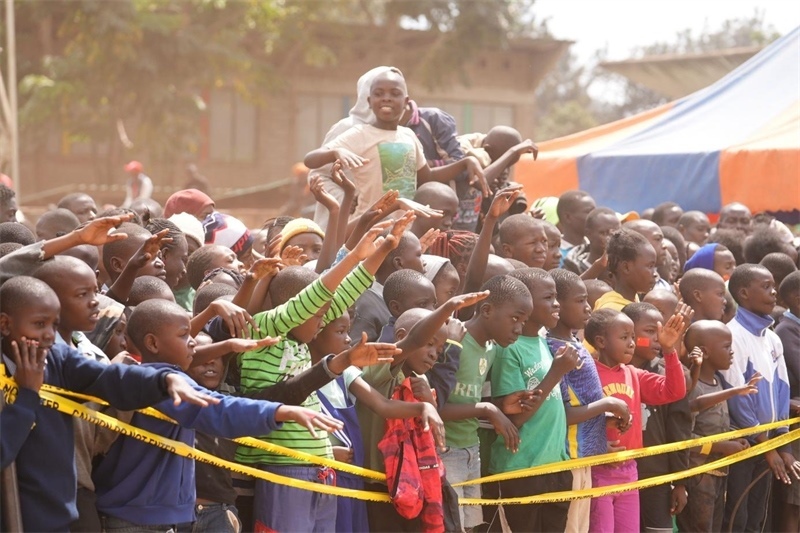 孩子們觀看達(dá)人秀。主辦方供圖