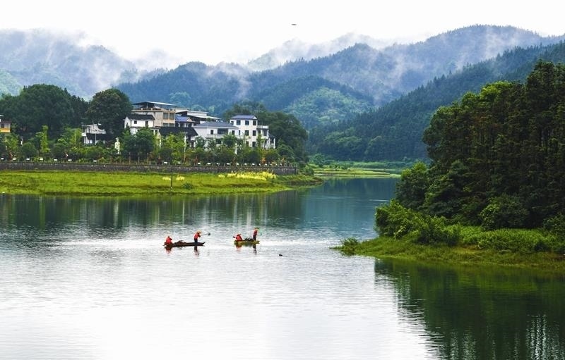 2024年6月5日，志愿者在湖南常寧市洋泉水庫(kù)清理水面漂浮物。