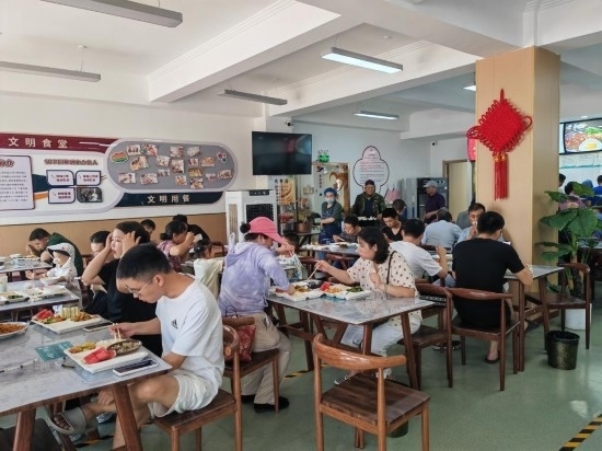 清水灣社區(qū)食堂坐滿了前來就餐的居民。新華社記者 鄒欣媛 攝