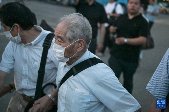 8月12日晚，侵華日軍第七三一部隊(duì)（簡(jiǎn)稱“731部隊(duì)”）“少年隊(duì)”原隊(duì)員清水英男，乘機(jī)抵達(dá)哈爾濱。新華社記者 王松 攝