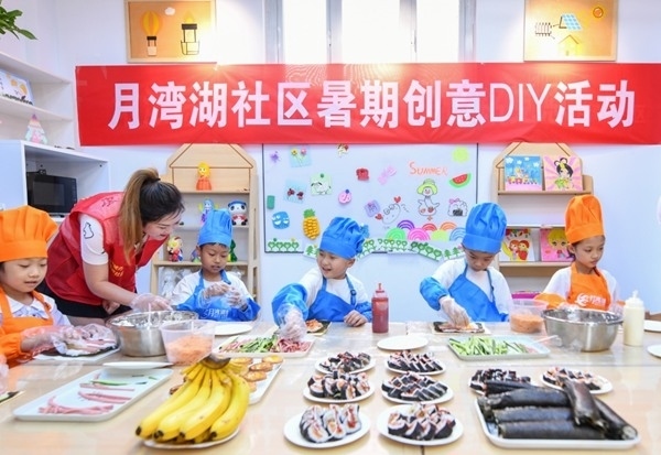 漯河市月灣湖社區(qū)青少年活動室里，志愿者教孩子們做手工。 齊國霞攝