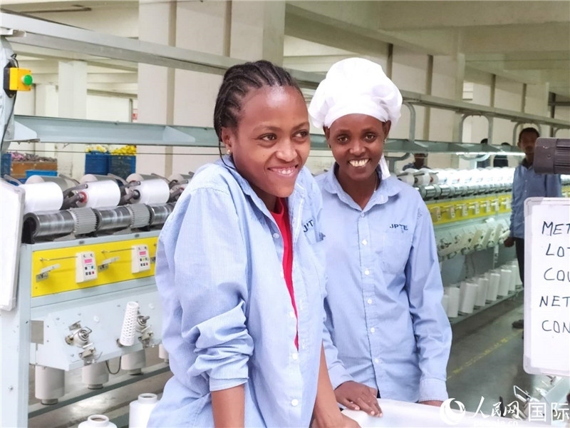 無錫金茂埃塞面料廠車間的當?shù)嘏?。人民網(wǎng)記者黃培昭攝