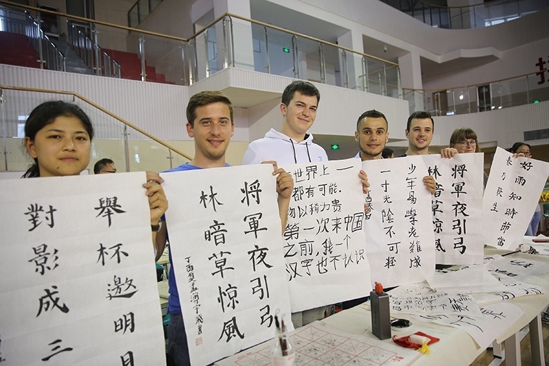 2017年6月5日，來自青島大學(xué)和中國石油大學(xué)（華東）的外國留學(xué)生在展示現(xiàn)場完成的書法作品。