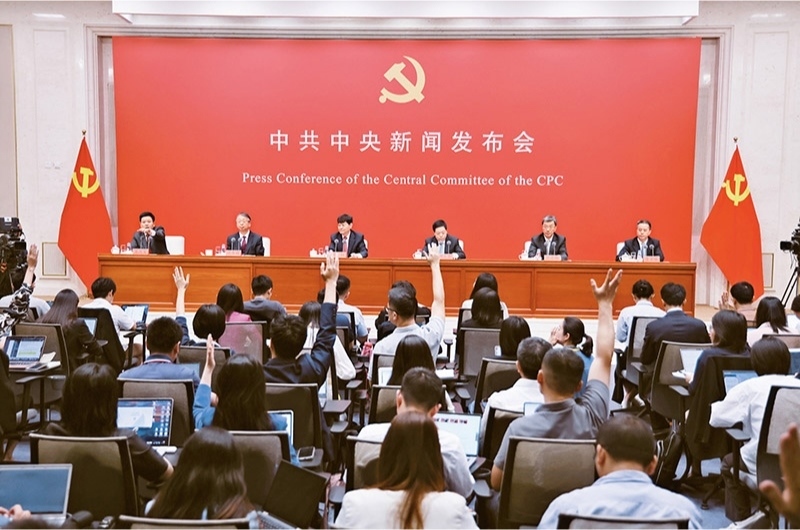 黨的二十屆三中全會(huì)是在以中國(guó)式現(xiàn)代化全面推進(jìn)強(qiáng)國(guó)建設(shè)、民族復(fù)興偉業(yè)的關(guān)鍵時(shí)期召開的一次十分重要的會(huì)議。圖為2024年7月19日，中共中央舉行新聞發(fā)布會(huì)，介紹和解讀黨的二十屆三中全會(huì)精神。 新華社記者 金立旺/攝