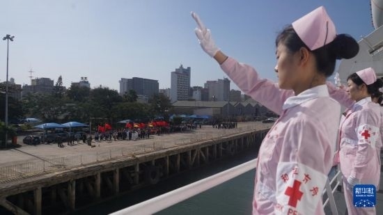 當(dāng)?shù)貢r(shí)間8月16日上午10時(shí)許，執(zhí)行“和諧使命-2024”任務(wù)的中國海軍“和平方舟”號(hào)醫(yī)院船圓滿結(jié)束對(duì)莫桑比克的訪問，駛離馬普托港，前往本次任務(wù)第五站南非。新華社發(fā)（曹春耀 攝）