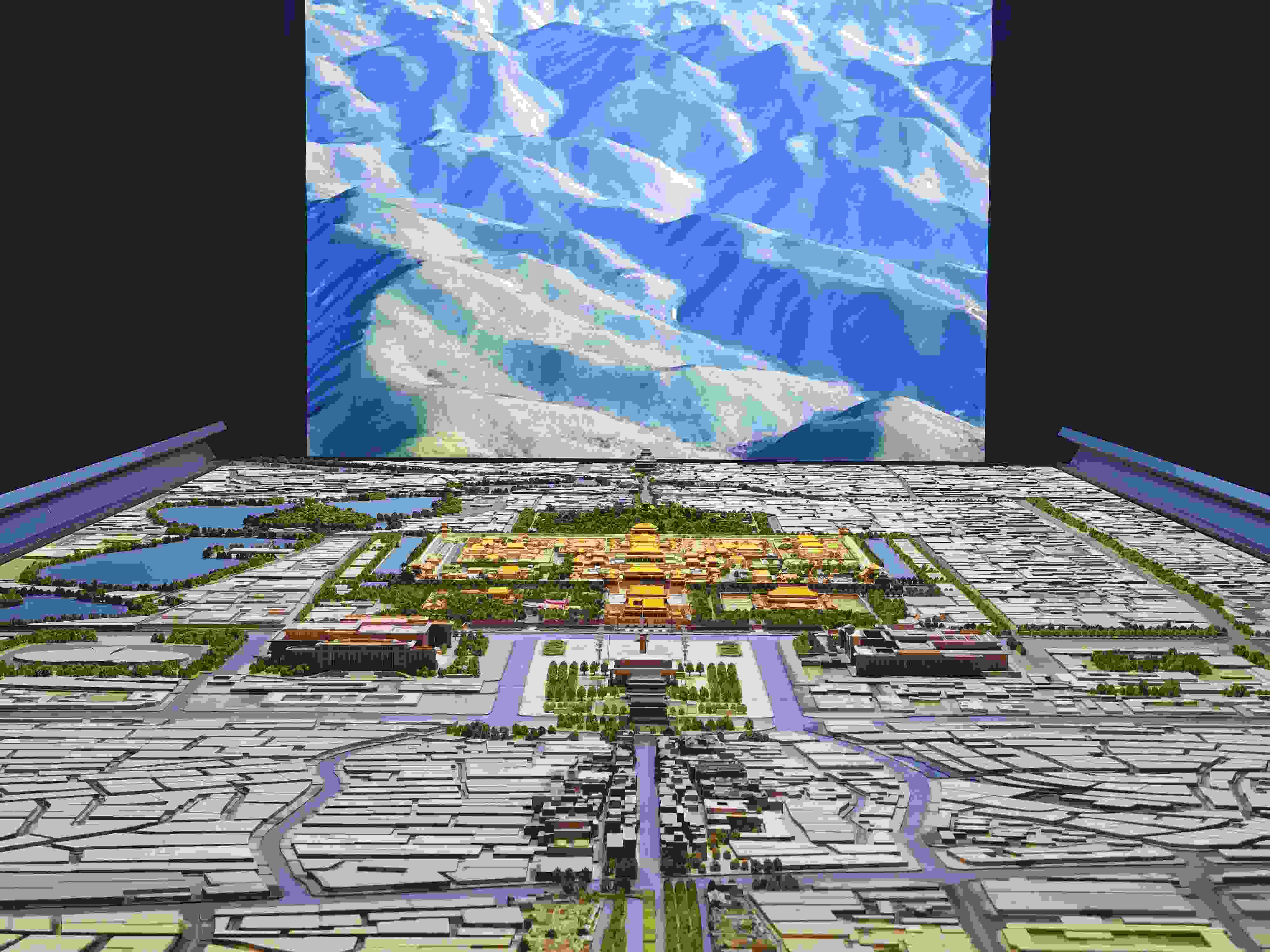 2023年3月，北京首都博物館精心制作的16米長中軸線沙盤，配以立體投影技術，展現(xiàn)了北京中軸線之壯美。