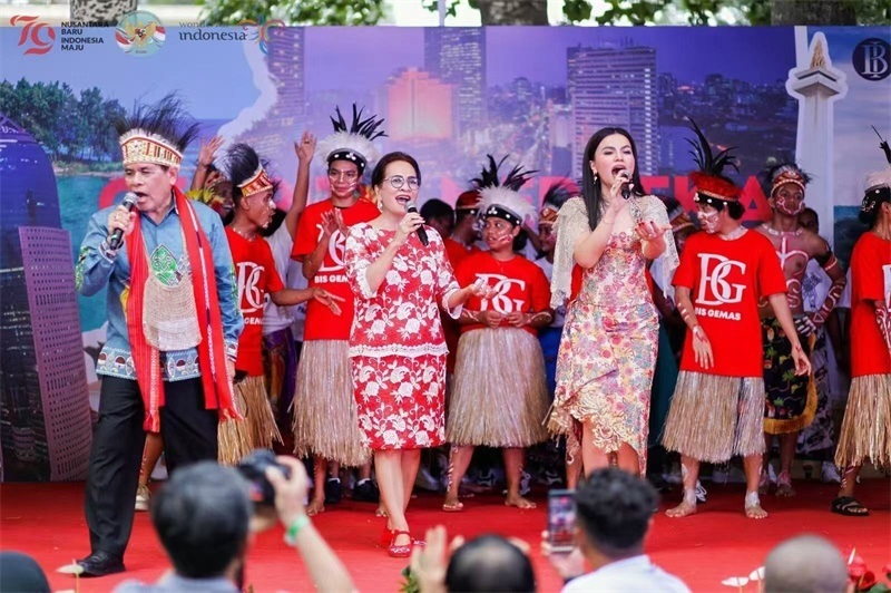 大使夫婦與演員一起共唱《明天會(huì)更好》。