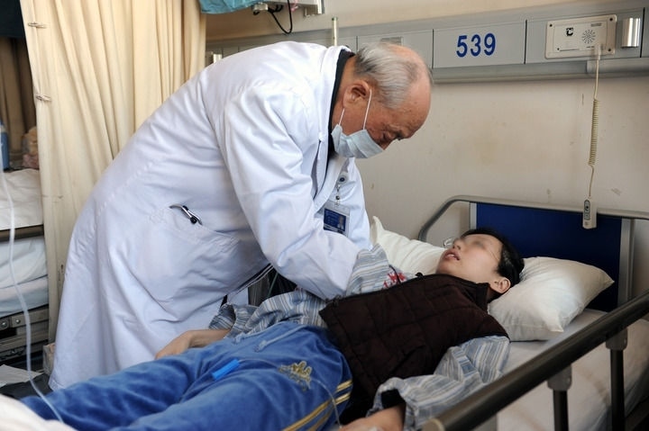 瑞金醫(yī)院終身教授王振義在上海瑞金醫(yī)院為病人看?。ㄙY料照片）。 新華社發(fā)