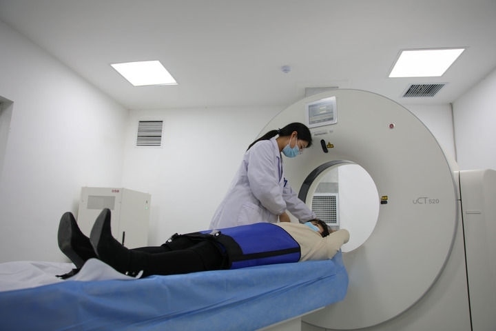 2023年3月2日，安徽省合肥市包河區(qū)煙墩街道社區(qū)衛(wèi)生服務(wù)中心的醫(yī)護(hù)人員為患者進(jìn)行CT檢查。 新華社記者 曹力 攝