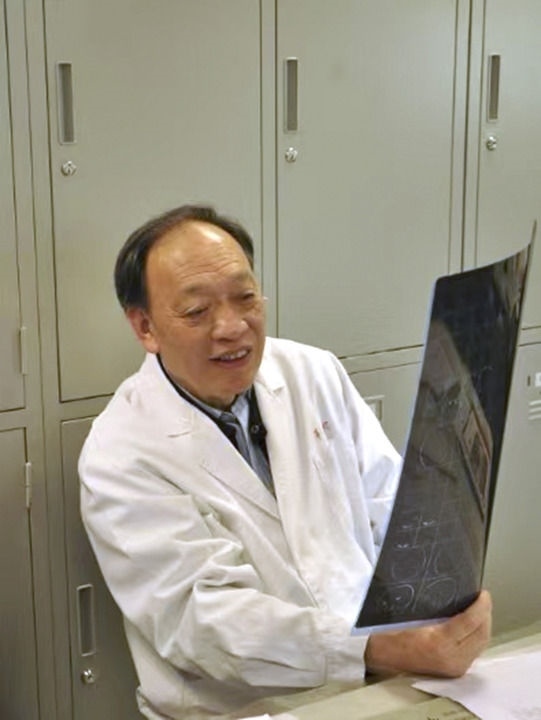 復(fù)旦大學(xué)附屬華山醫(yī)院感染科終身教授翁心華在工作（資料照片）。 新華社發(fā)