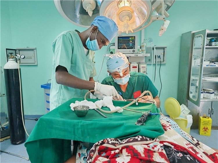 李廣醫(yī)生與當(dāng)?shù)蒯t(yī)生在做手術(shù)中。中國(guó)援桑醫(yī)療隊(duì)供圖