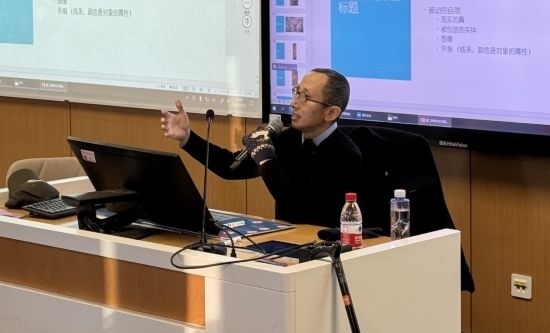 從去年秋天起，還在治療中的朱銳就堅持給本科生開課。（受訪者供圖）