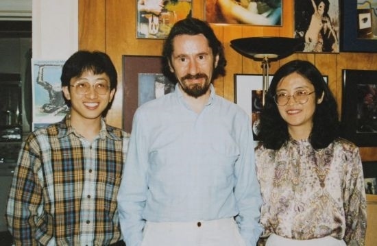 1992年，朱銳（左）赴美國杜蘭大學(xué)攻讀心靈哲學(xué)與認(rèn)知科學(xué)，師從心靈哲學(xué)和認(rèn)知科學(xué)家Radu Bogdan（中），右為朱銳師姐、北師大教授田平。