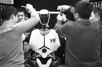 科研人員在調(diào)試機(jī)器人。新華社記者 金立旺攝