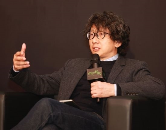 在學(xué)術(shù)論壇上發(fā)言的朱銳。（受訪者供圖）