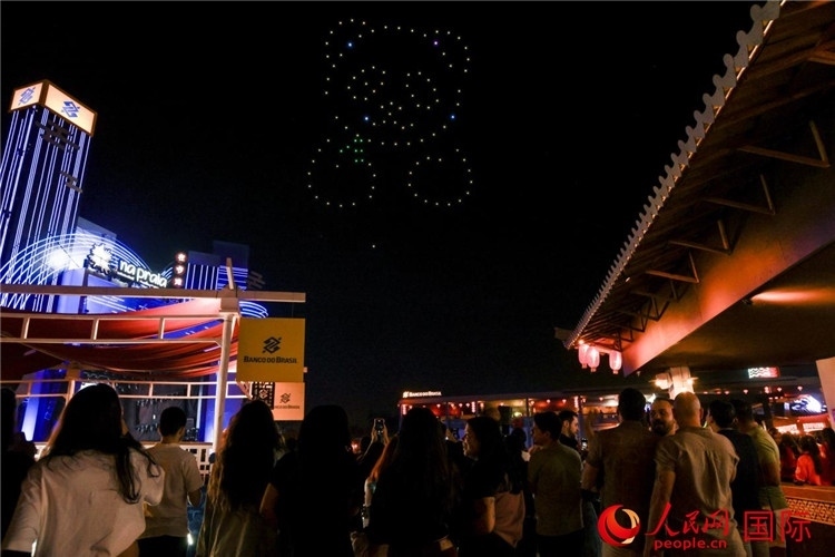 當(dāng)?shù)孛癖娪^看無人機(jī)表演。人民網(wǎng)記者 宋亦然攝