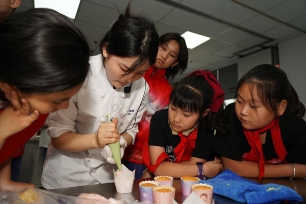 一日營首發(fā)團(tuán)探訪技能大師工作室并現(xiàn)場開展實踐體驗活動。徐匯區(qū)總工會供圖