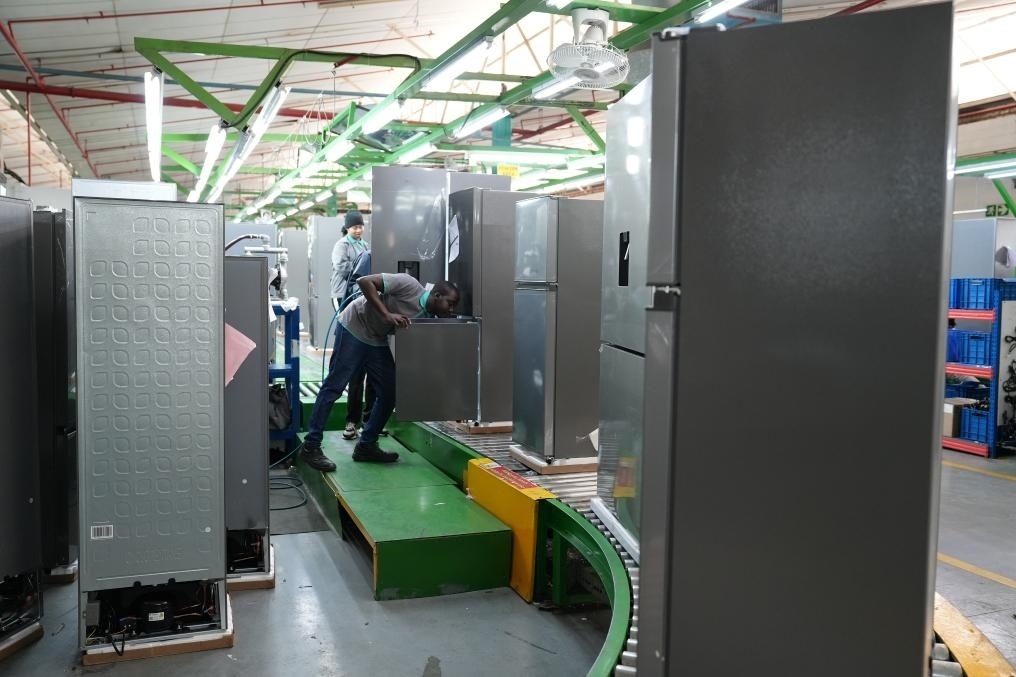 8月14日，在南非開普敦，當(dāng)?shù)貑T工在海信南非工業(yè)園的冰箱生產(chǎn)線上工作。新華社記者王雷攝