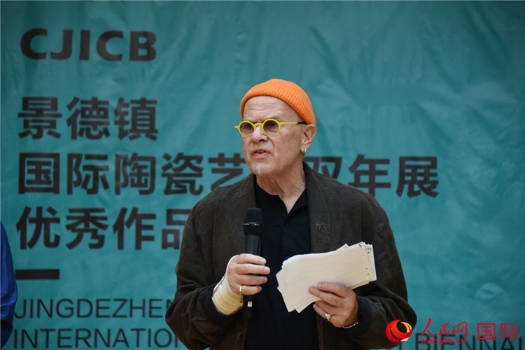 瑞典藝術(shù)家托比恩·卡爾斯博致辭。人民網(wǎng)記者 殷淼攝