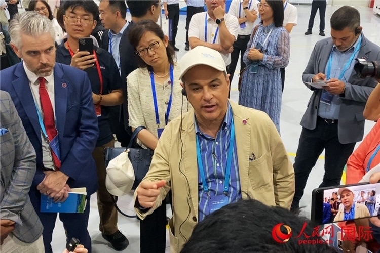 阿根廷駐華大使馬致遠(yuǎn)與億華通動(dòng)力科技有限公司總經(jīng)理于民討論關(guān)切問(wèn)題。人民網(wǎng) 宋歌攝