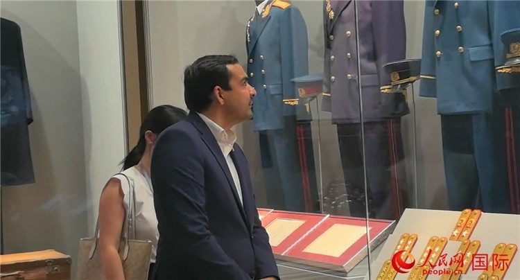 毛里求斯民議會(huì)議長阿德里安·夏爾·杜瓦爾參觀中國共產(chǎn)黨歷史展覽館。人民網(wǎng) 鐘文興攝