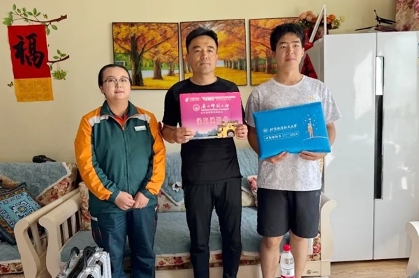 劉傲寒父子收到錄取通知書(shū)。北航供圖