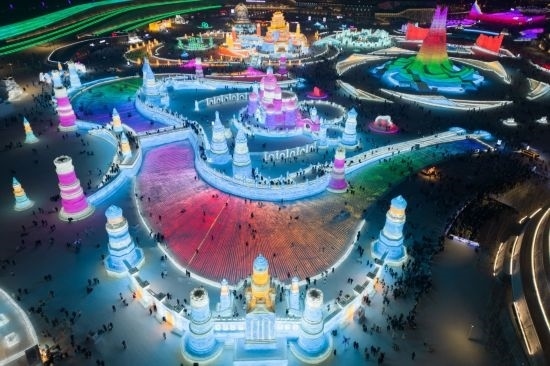 2024年1月1日，來自世界各地的游客在哈爾濱冰雪大世界園區(qū)內(nèi)游玩（無人機(jī)照片）。