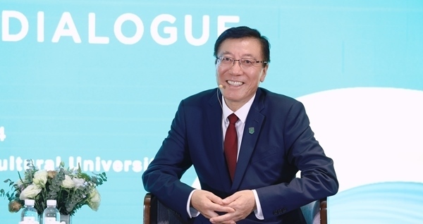 孫其信在2024世界農(nóng)業(yè)科技創(chuàng)新大會(huì)首場(chǎng)大咖對(duì)話(huà)上發(fā)言。中國(guó)農(nóng)業(yè)大學(xué)供圖