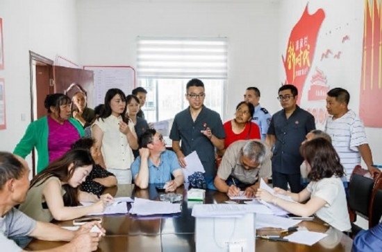 圖為2024年8月6日，重慶市奉節(jié)縣人民法院興隆人民法庭庭長費明軍（中）在做調(diào)解工作。蹇懿 攝