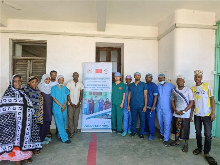 隊長蔣國慶（右七）和手術(shù)醫(yī)生、部分患者合影。中國援桑醫(yī)療隊供圖