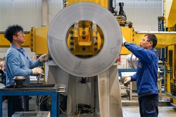 2023年3月16日，工人在位于太倉市高新區(qū)的威爾斯新材料（太倉）有限公司生產(chǎn)車間內(nèi)進(jìn)行加工作業(yè)。新華社記者李博攝