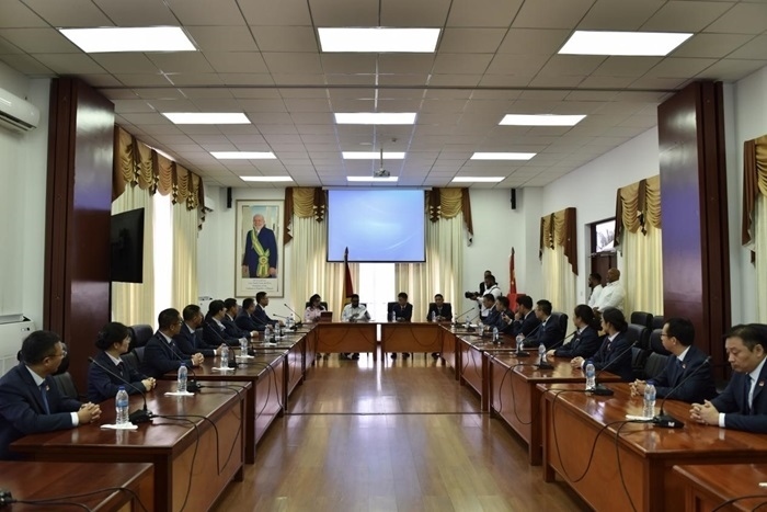 當(dāng)?shù)貢r(shí)間8月20日，圭亞那總統(tǒng)伊爾凡·阿里在圭亞那首都喬治敦鐘阿瑟會(huì)議中心會(huì)見(jiàn)了即將離任的中國(guó)（江蘇）第19期援圭亞那醫(yī)療隊(duì)。 中國(guó)（江蘇）第19期援圭亞那醫(yī)療隊(duì)供圖