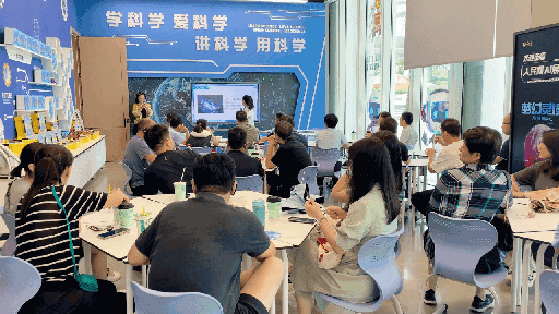 研學(xué)團成員在AI研學(xué)培訓(xùn)區(qū)學(xué)習(xí)。人民網(wǎng) 王戰(zhàn)雄攝