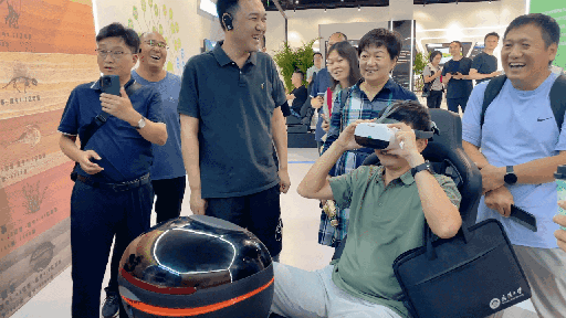 研學(xué)團成員正在用VR眼鏡體驗。人民網(wǎng) 王戰(zhàn)雄攝