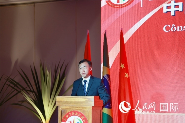 中國(guó)駐里約熱內(nèi)盧代總領(lǐng)事王海濤在典禮中致辭。人民網(wǎng)記者 陳海琪攝